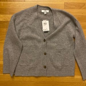 100% cashmere sweater. Never been worn NWT